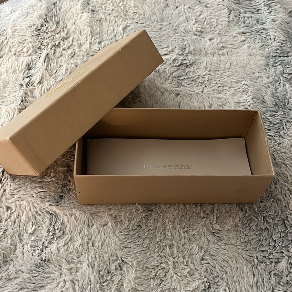 Authentic Burberry sunglass Box - Picture 4 of 4